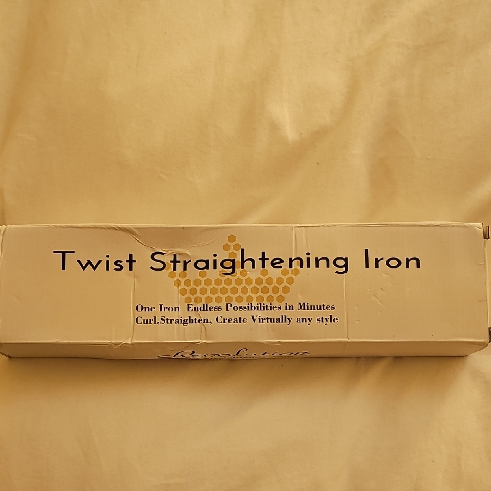 Revolution Twist Straightening Iron - Cream